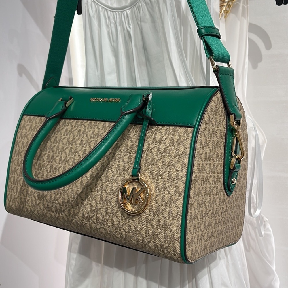Michael Kors med Duffel Travel - Leather/Coated

PALMETTO GREEN 
MD DUFFLE

NWT